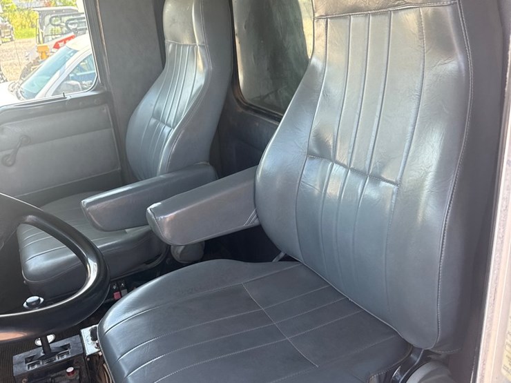 2000-kenworth-t300-image-17