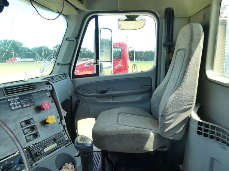 2007-freightliner-day-cab-image-11