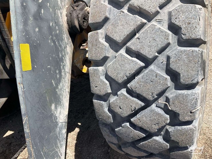 2016-deere-524k-image-31