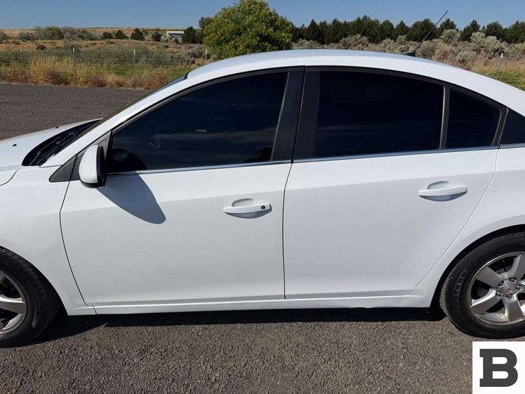 2012-chevrolet-cruze-sedan-image-11