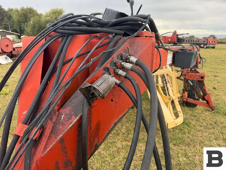 new-holland-216-image-12