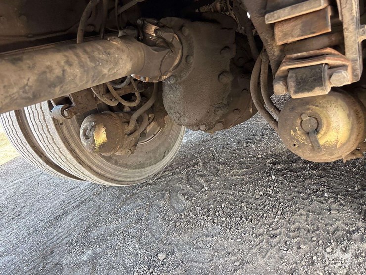 2006-peterbilt-335-image-12