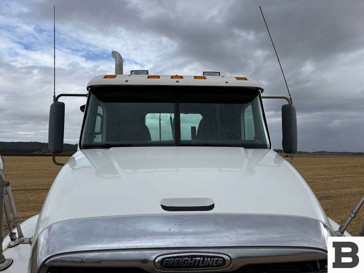 2005-freightliner-columbia-120-image-9
