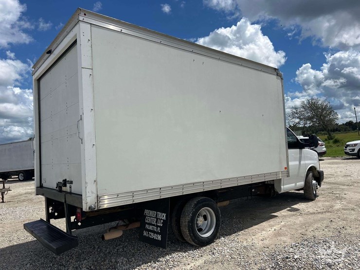 2017-chevrolet-express-3500-image-3