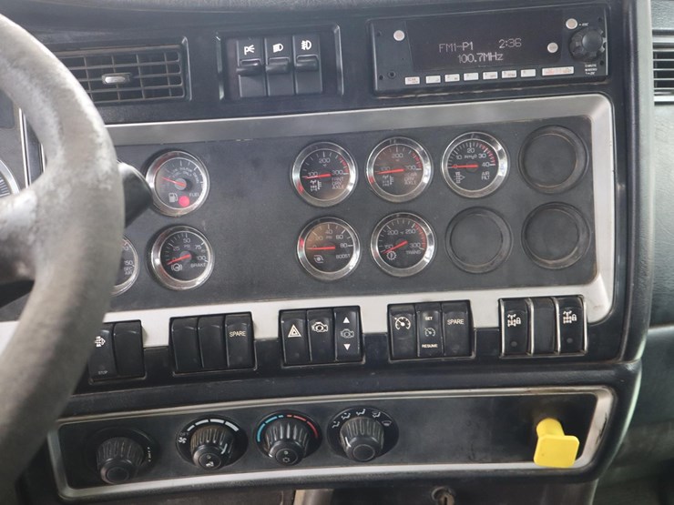 2011-kenworth-t800-image-9