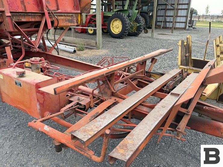new-holland-1032-image-10