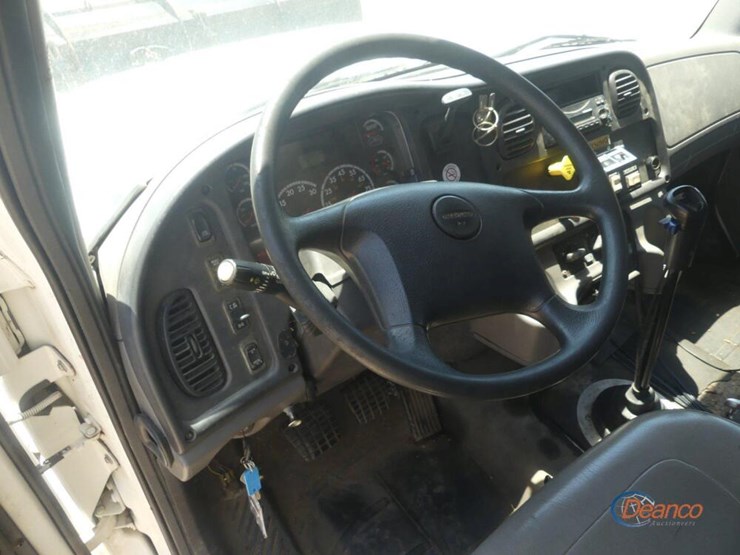 2012-freightliner-m2-106-image-15