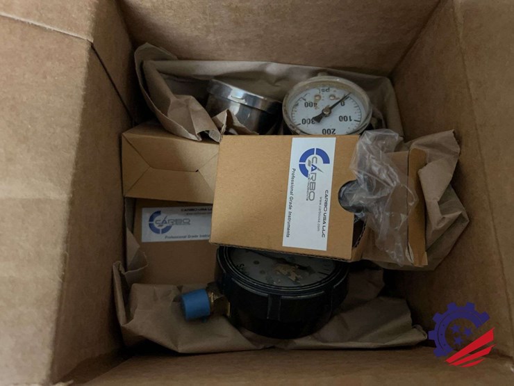 box-of-six-carbo-usa-llc-pressure-gauges-with-boxes-and-packaging-image-1