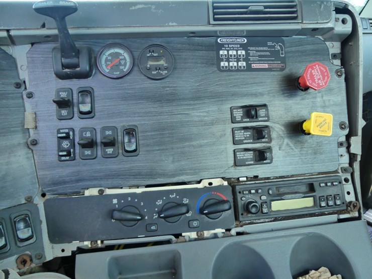 2007-freightliner-day-cab-image-13