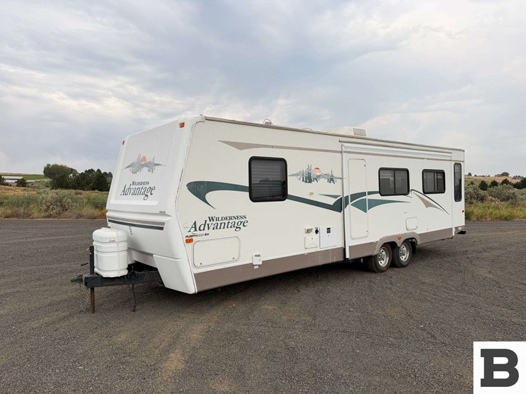 2004-fleetwood-wilderness-advantage-travel-trailer-image-2