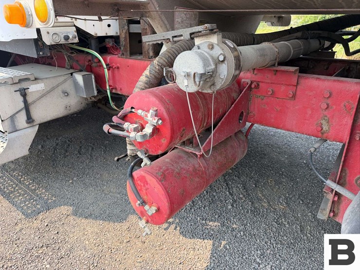 2001-freightliner-cst120-tank-truck-image-11