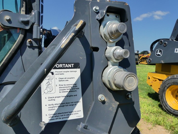 2024-deere-320g-image-12