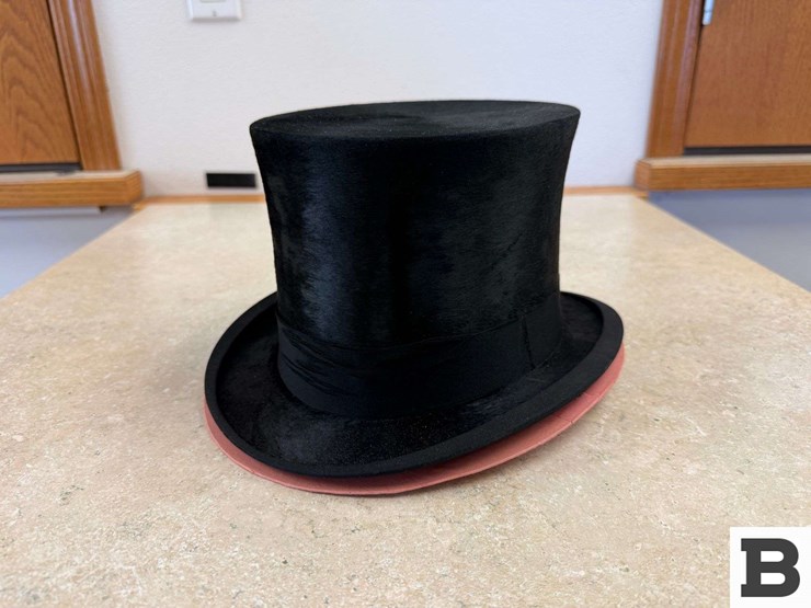 gustav-sellckau-top-hat-image-1