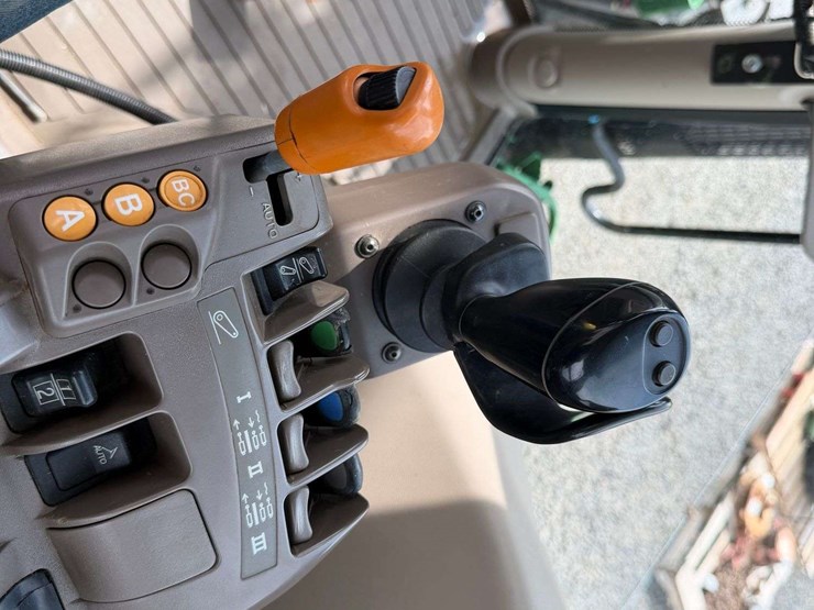 2015-john-deere-6210r-image-77