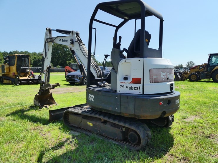 2011-bobcat-e32-image-4