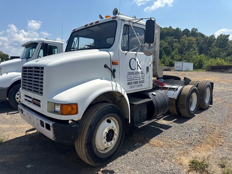 #1013-•-1990-international-f-8100-truck-image-1
