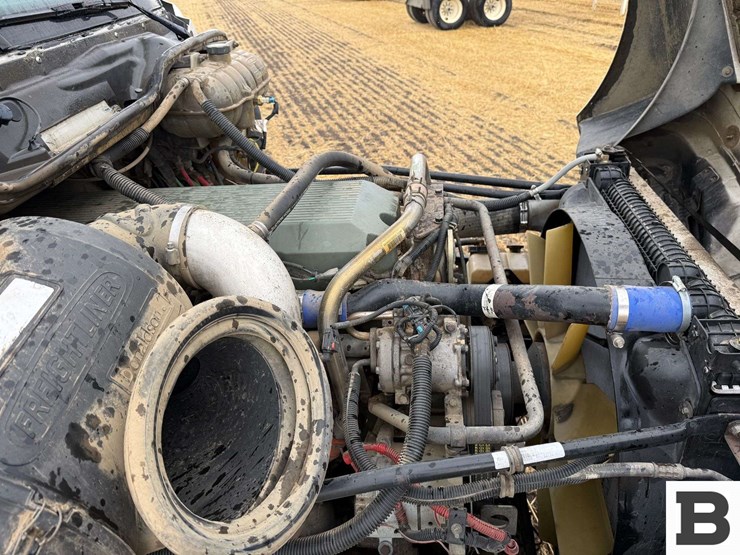 2005-freightliner-columbia-120-image-25