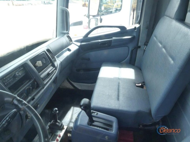 2008-hino-268-image-14