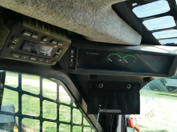 2024-deere-320g-image-17