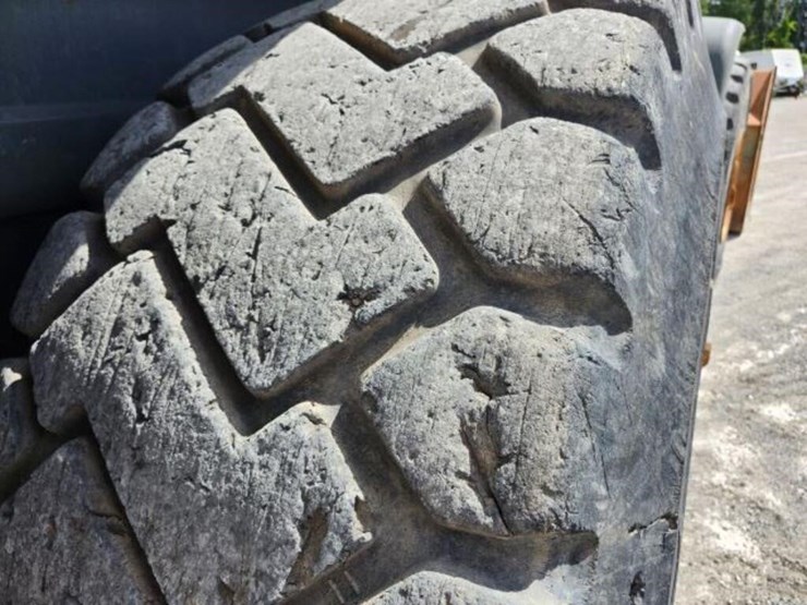 2011-liebherr-l586-image-64