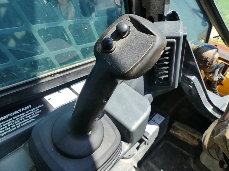 2024-deere-320g-image-15