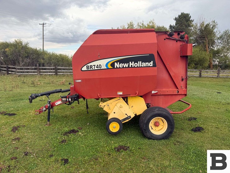 new-holland-br740a-image-2