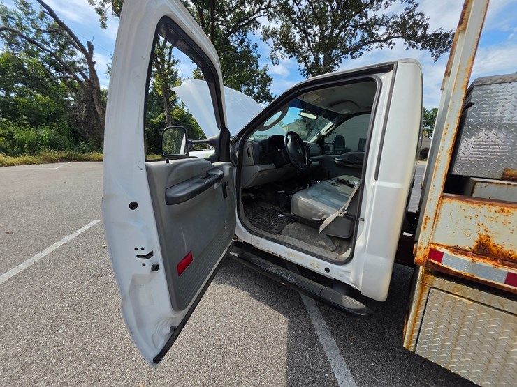2006-ford-f550-image-32