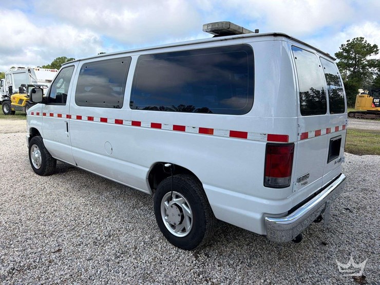 2012-ford-cargo-image-4