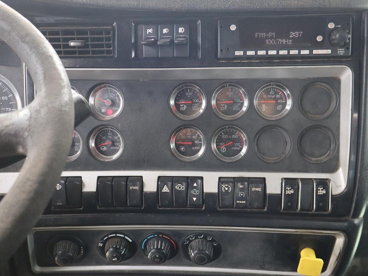 2011-kenworth-t800-image-30