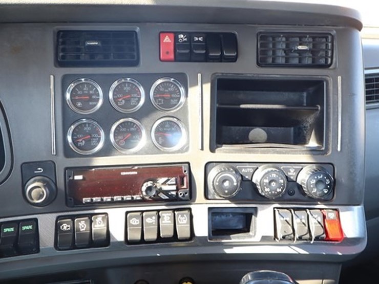 2015-kenworth-t880-image-35