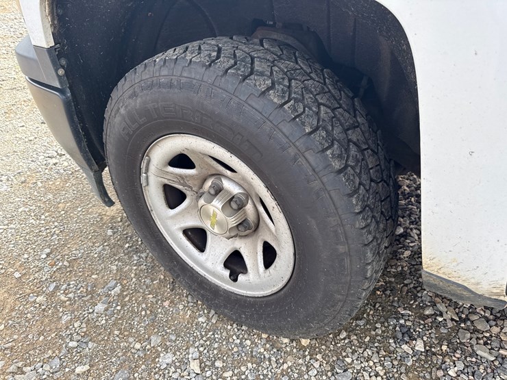 #1002-•-2015-chevrolet-silverado-pickup-truck-image-9