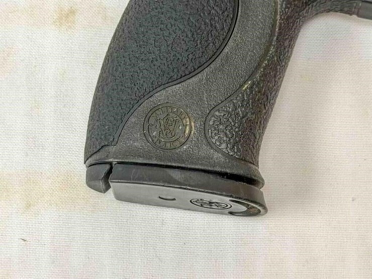 smith-&-wesson-m&p40-40cal-pistol-image-11