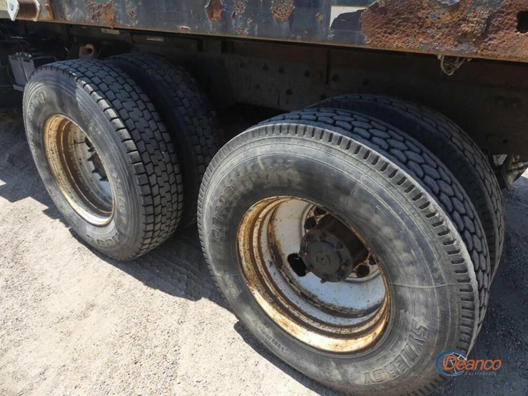 2012-freightliner-m2-106-image-4