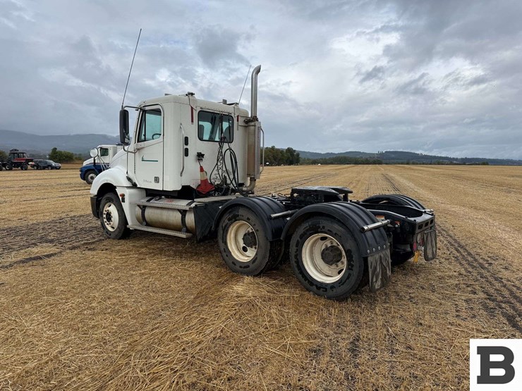 2005-freightliner-columbia-120-image-4