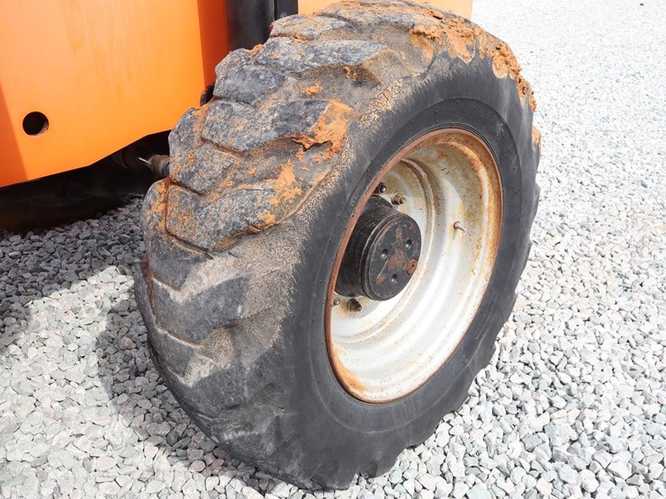 2010-jlg-8042-image-11