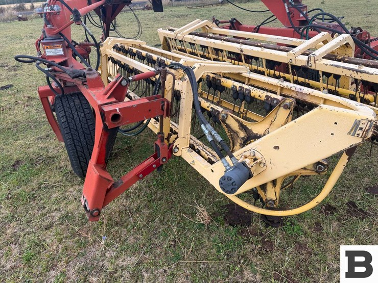 new-holland-216-image-18