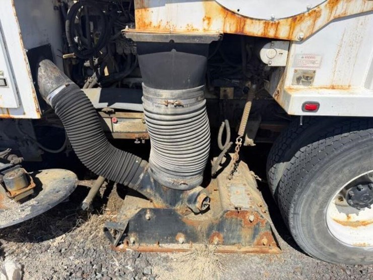 2004-freightliner-fc80-image-16