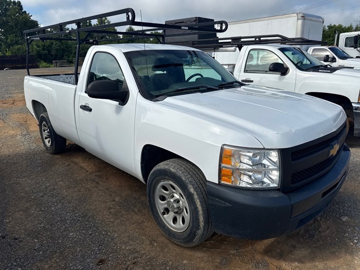 #1004-•-2013-chevrolet-silverado-pickup-truck-image-3