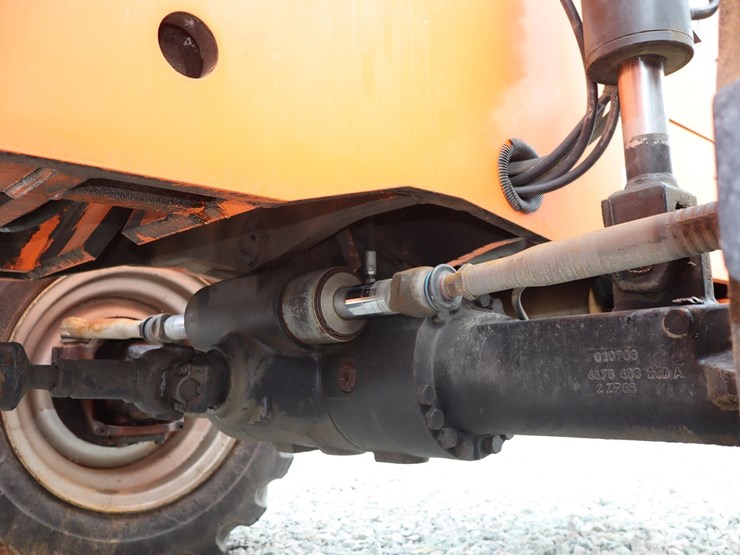 2010-jlg-8042-image-25