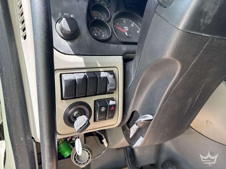 2020-peterbilt-567-image-36