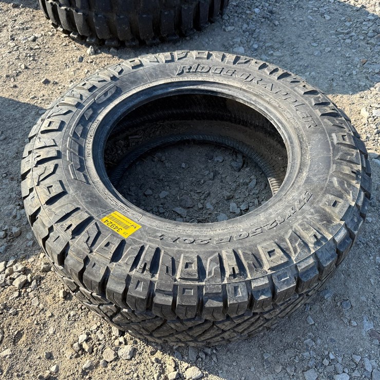 #34924 • 12.50/R20 Tire INV# 34924