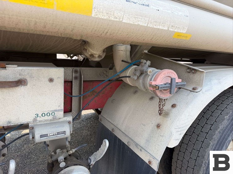 2001-freightliner-cst120-tank-truck-image-18