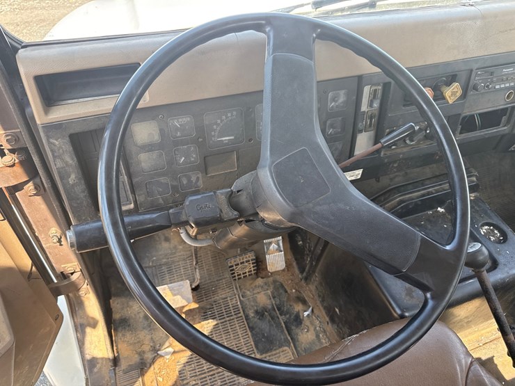#1013-•-1990-international-f-8100-truck-image-16