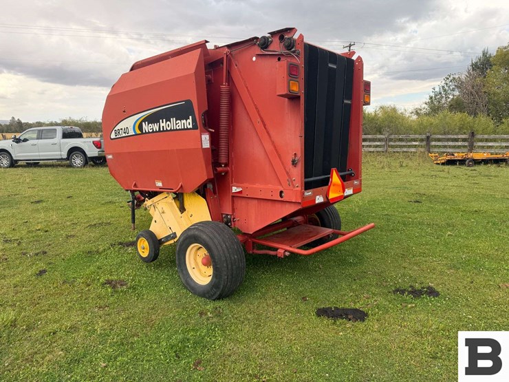 new-holland-br740a-image-3