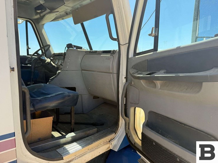 1997-freightliner-fl80-image-49