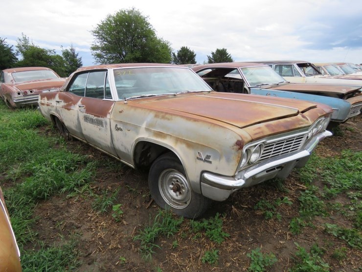 1966-chevrolet-caprice-4dr-ht-image-3