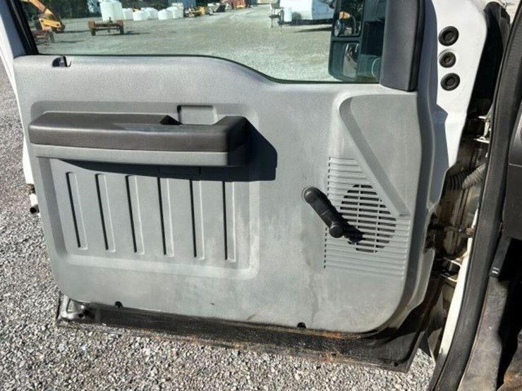 2012-ford-f550-xl-image-18