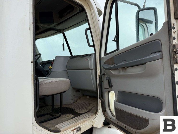 2005-freightliner-columbia-120-image-48