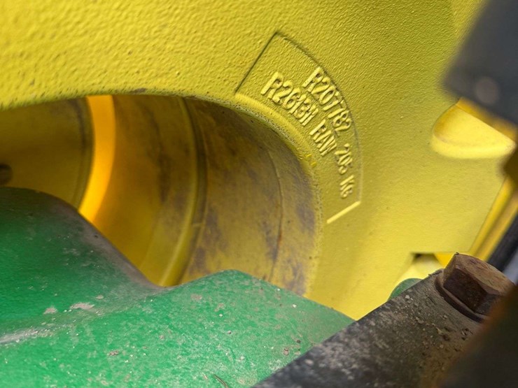 2015-john-deere-6210r-image-35