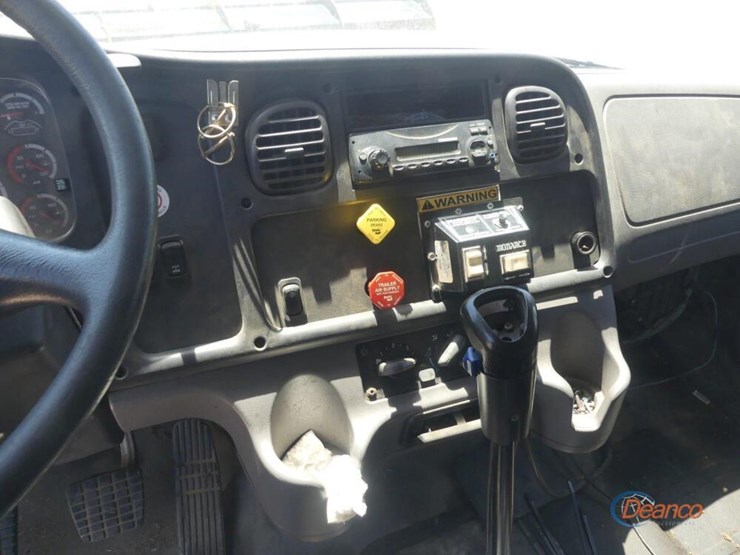 2012-freightliner-m2-106-image-17